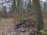 Stará šípka na odbočke, ktorá bola o niečo ďalej než dnes, pričom pôvodne ani nešlo o odbočku, keďže chodník aj cesta pokračovali v priamom smere (2024)